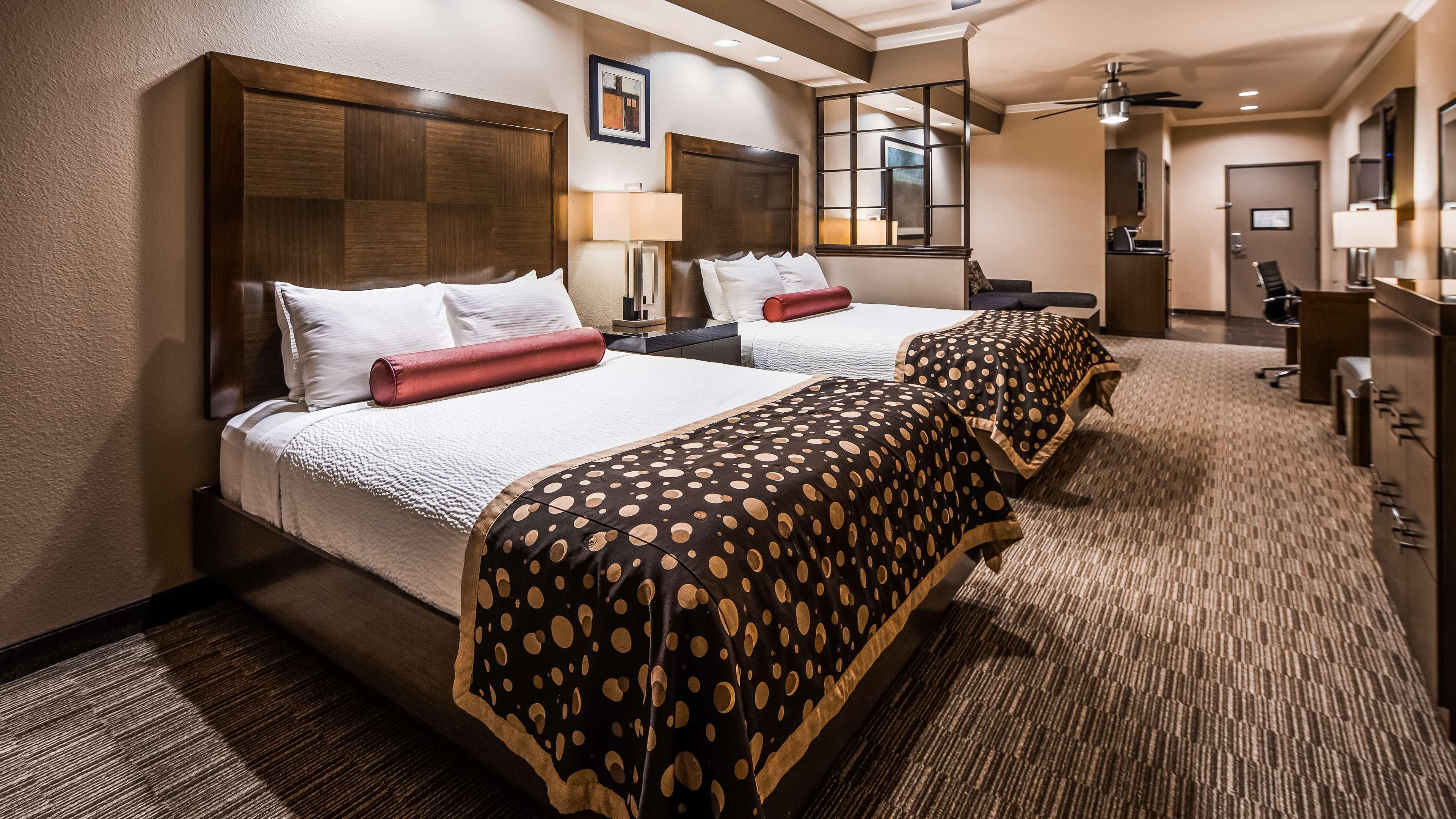 Western Premier Crown Chase & Hotel Denton