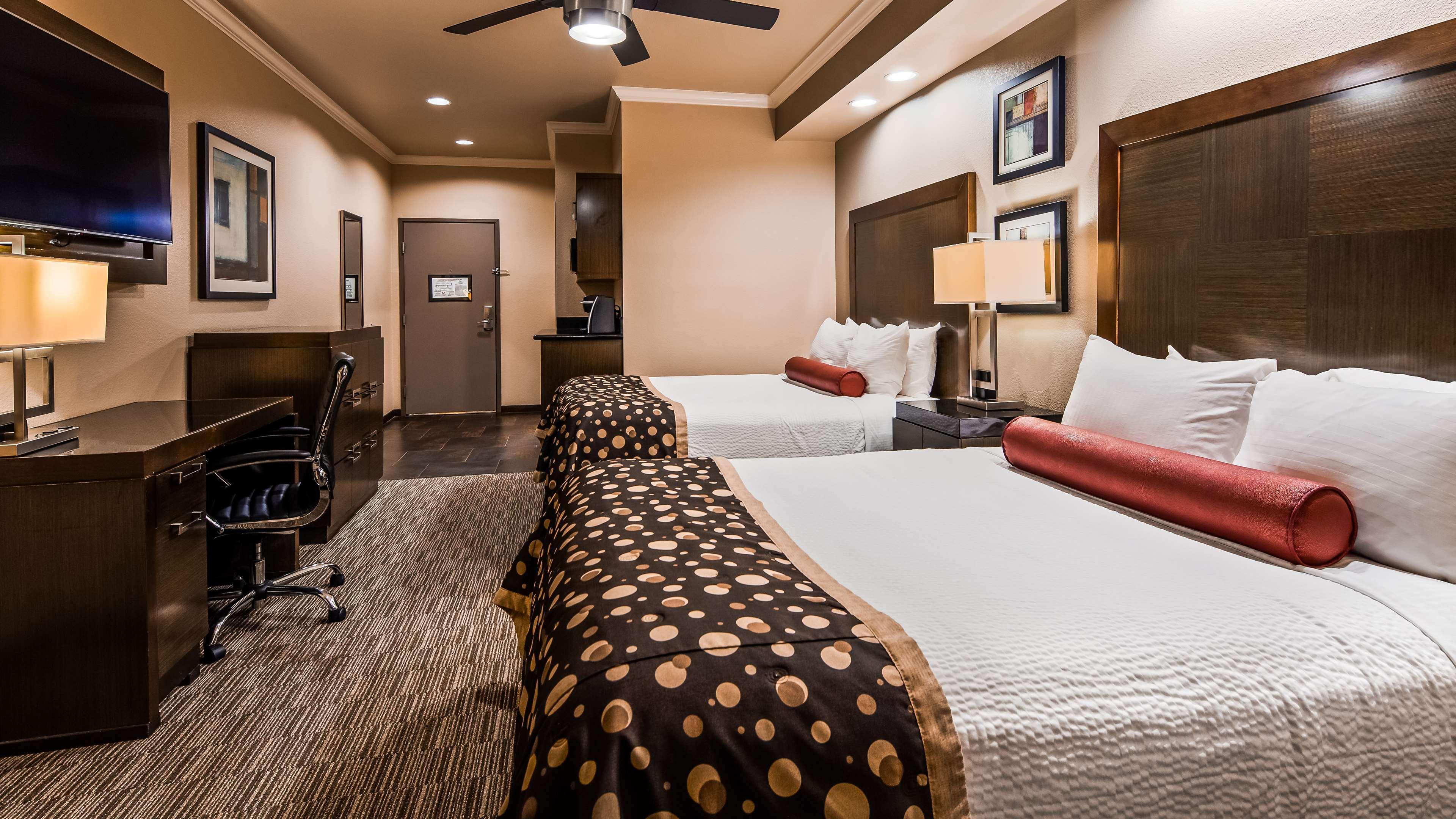 Western Premier Crown Chase & Hotel