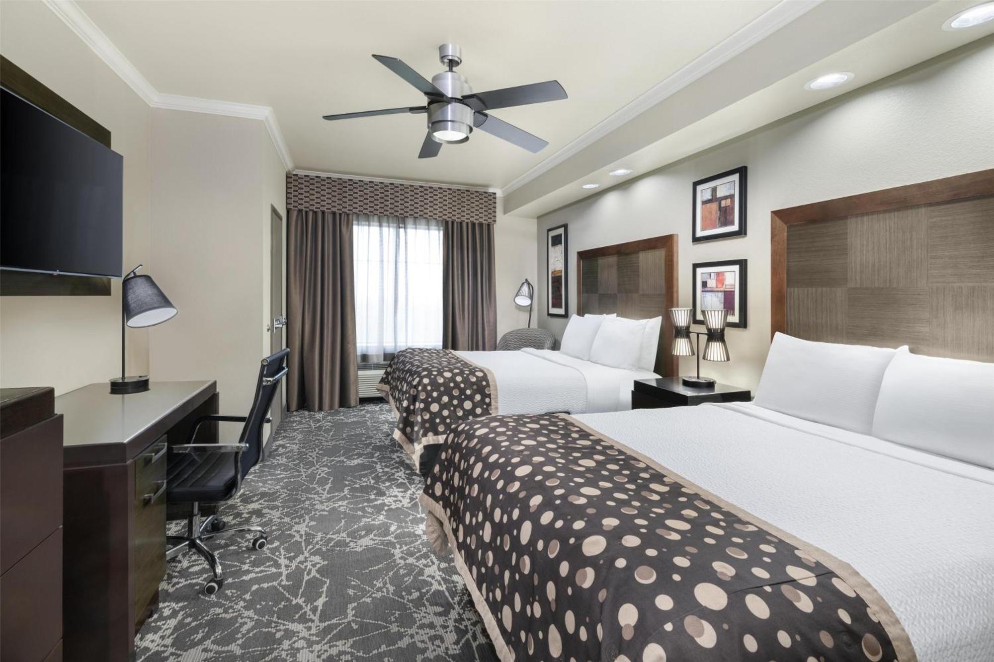 Western Premier Crown Chase & Hotel 3*