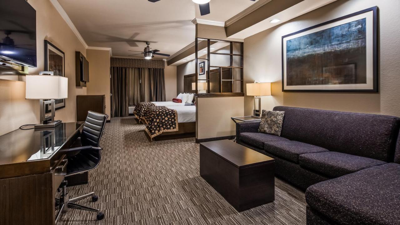 Western Premier Crown Chase & Hotel 3*