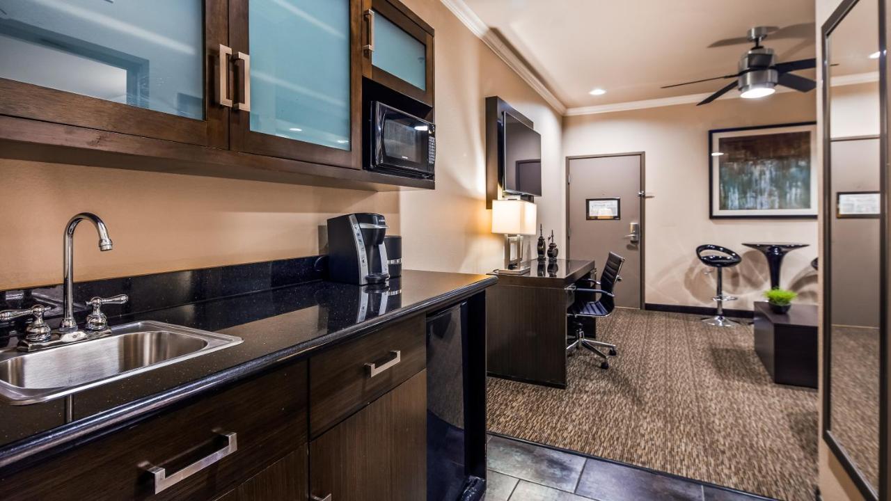 Western Premier Crown Chase & Hotel