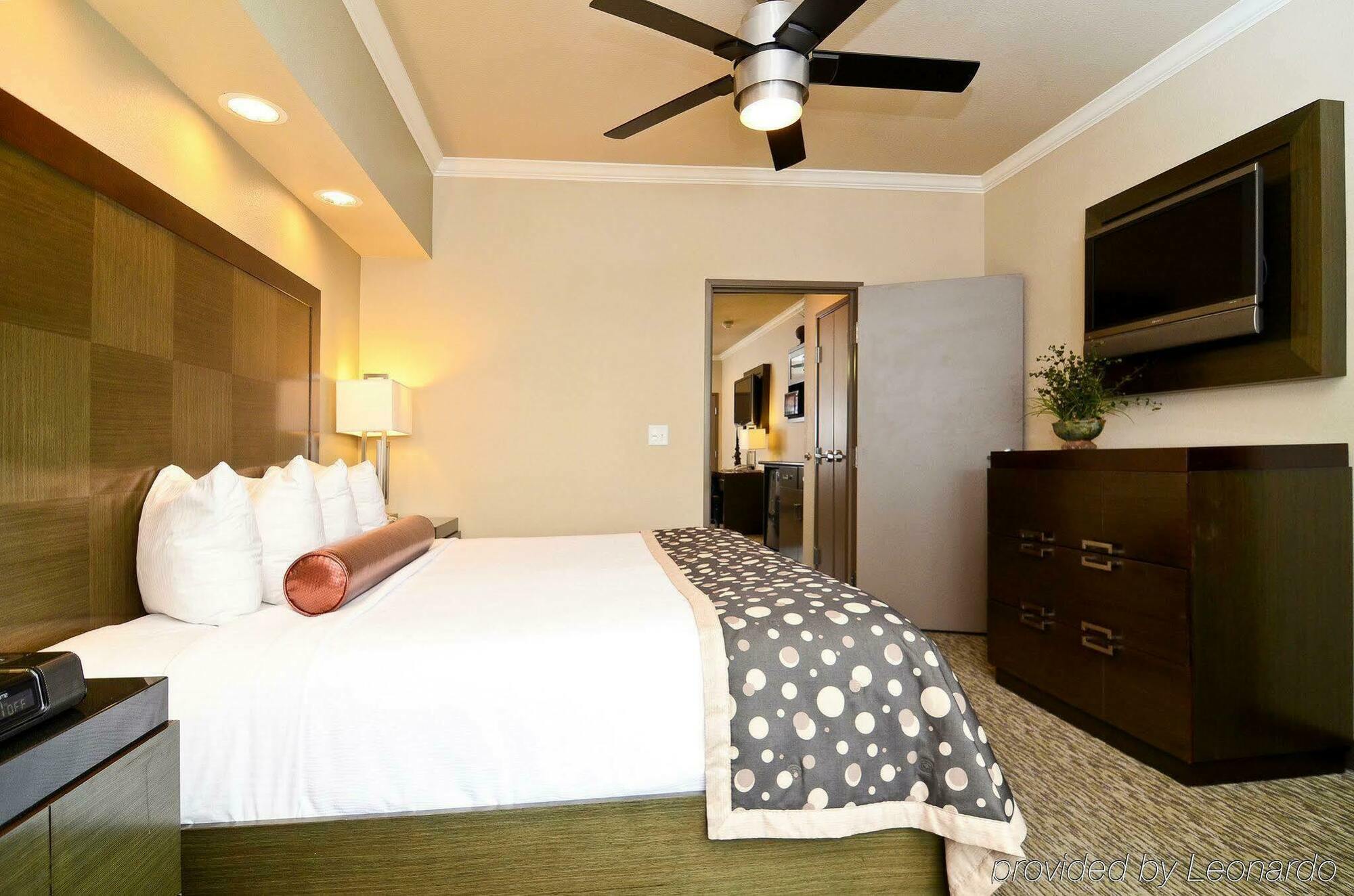 Western Premier Crown Chase & Hotel
