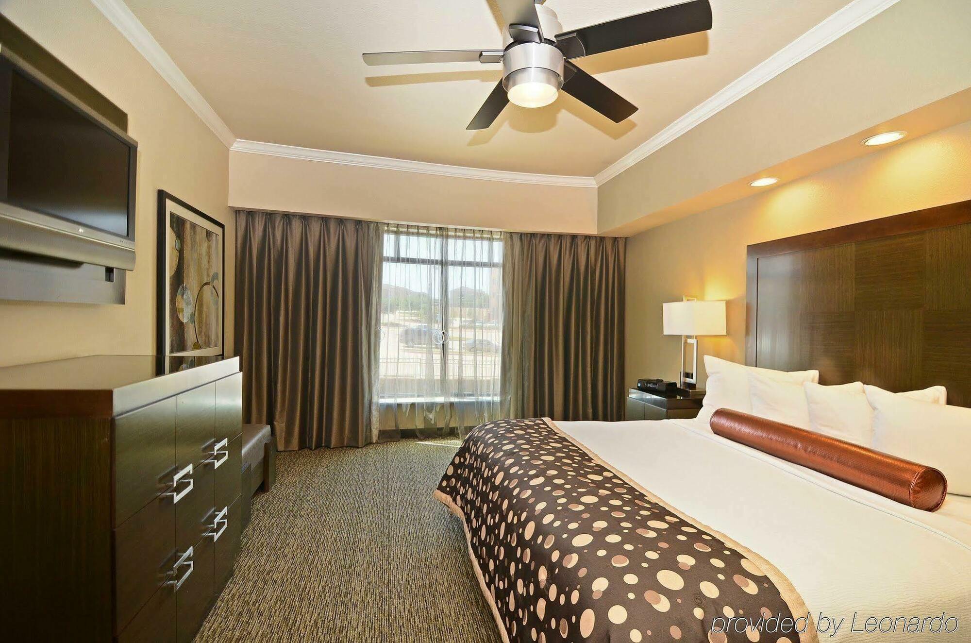 Western Premier Crown Chase & Hotel